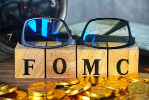Gold prices show cautious market optimism ahead of FOMC minutes, analysts see breakout potential