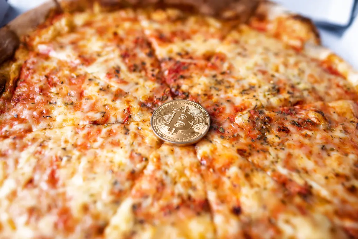 Bitcoin celebrates Pizza Day at $70k: from $41 pizza to $700 million fortune teaser image