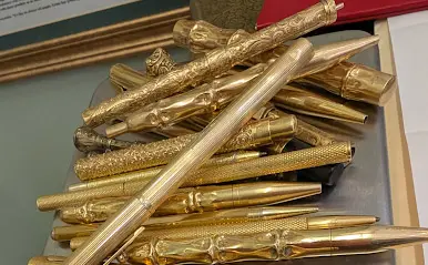 Consumers rush to sell their jewelry as gold prices top $3,400 - House of Kahn Estate Jewelers teaser image